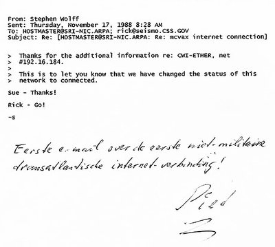 Piet Beertema schrijft onder de eerste email die via internet naar buiten ging